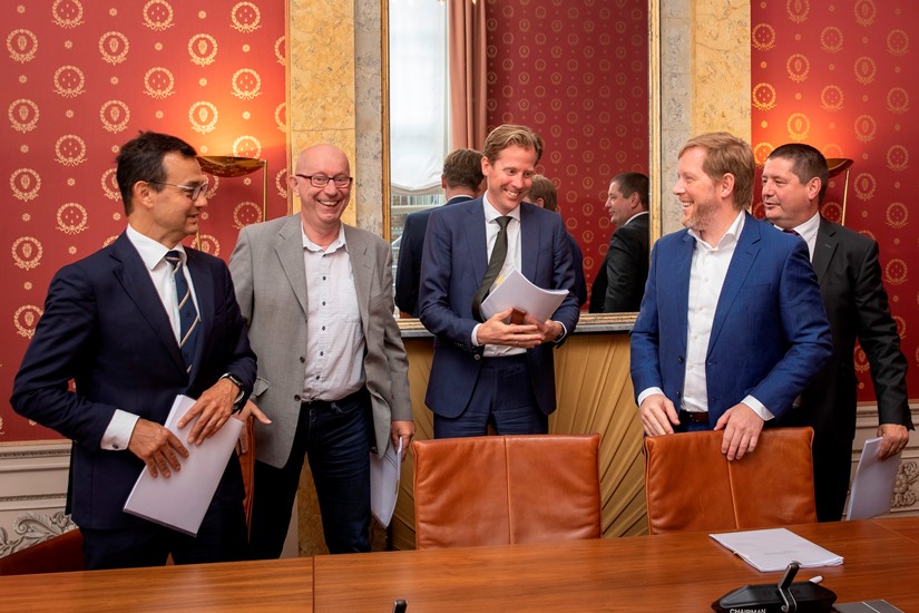Vlnr: Onderhandelaars Rob Pulles (CMHF), Jacques van Hulsen (VBM), staatssecretaris Christophe van der Maat, Sven Schuitema (ACOP) en Jan Kropf (ACOM).