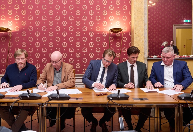 Het akkoord wordt getekend door de onderhandelaars van de vakbonden en de staatssecretaris van Defensie. (Foto: Phil Nijhuis/MCD)