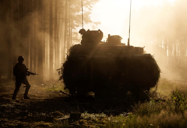 Om te komen tot een duidelijker onderscheid tussen verschillende militaire activiteiten in de rechtspositie, zullen VVHO en VROB worden aangepast. (Foto: Jasper Verolme/MCD)