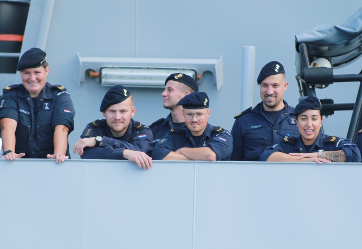 De militair moet bereid zijn zich door te ontwikkelen en zich regelmatig bij te scholen of om te scholen. 