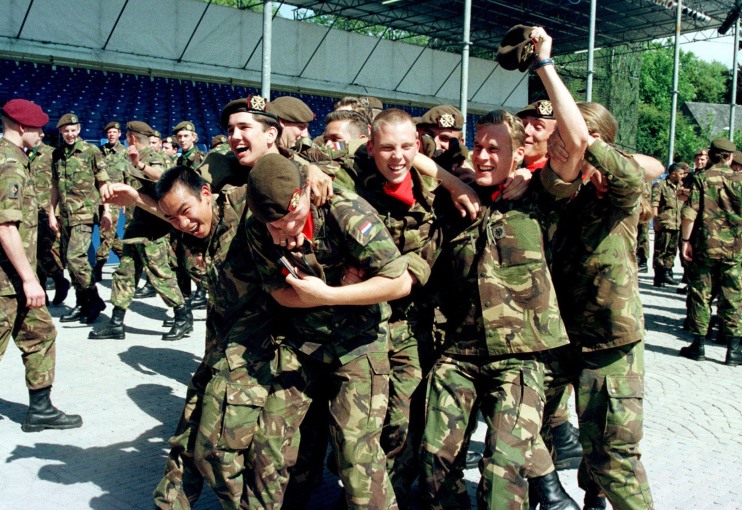 Vreugde bij het afzwaaien van een groep dienstplichtigen. (Foto: Collectie Staffotografen Directie Voorlichting Ministerie van Defensie/NIMH)