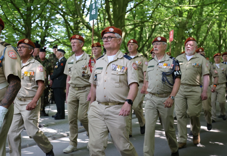 Sinaï-veteranen beginnen aan het defilé tijdens de Nederlandse Veteranendag 2024. 