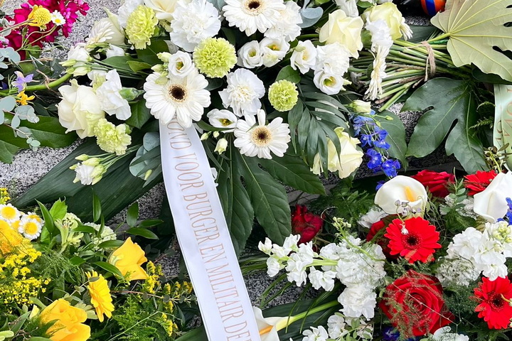 Kransen bij het monument 'Voor hen die vielen' te Den Helder