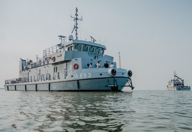 De Nautilus en op de achtergrond de Argus in 2021. (Foto: Defensie) 