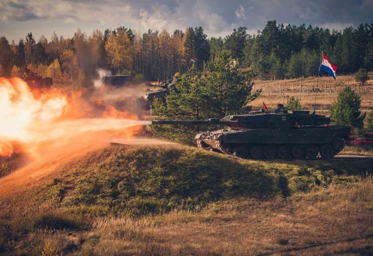 Nederlandse cavaleristen tijdens een internationale schietwedstrijd.